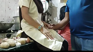 १८ साल की फूल जैसी लड़की को उसके हरामी जीजा ने अपने बीबी के सामने चोद चोद कर रुला दिया